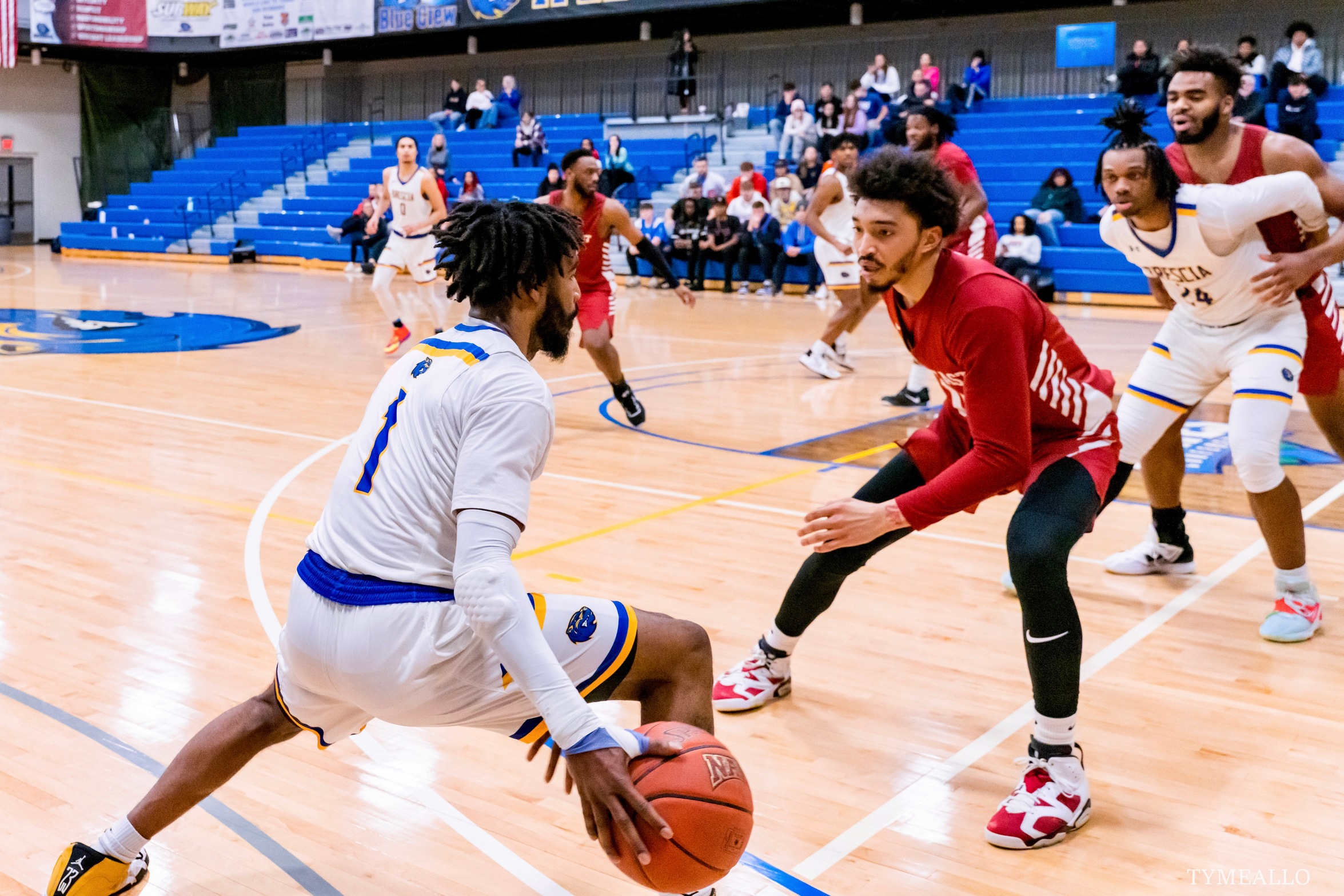 Grenadiers Fell Mighty Oaks 93-77